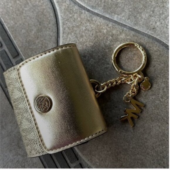 Michael Kors Jet Set Travel AirPod Case - Picture 3 of 16